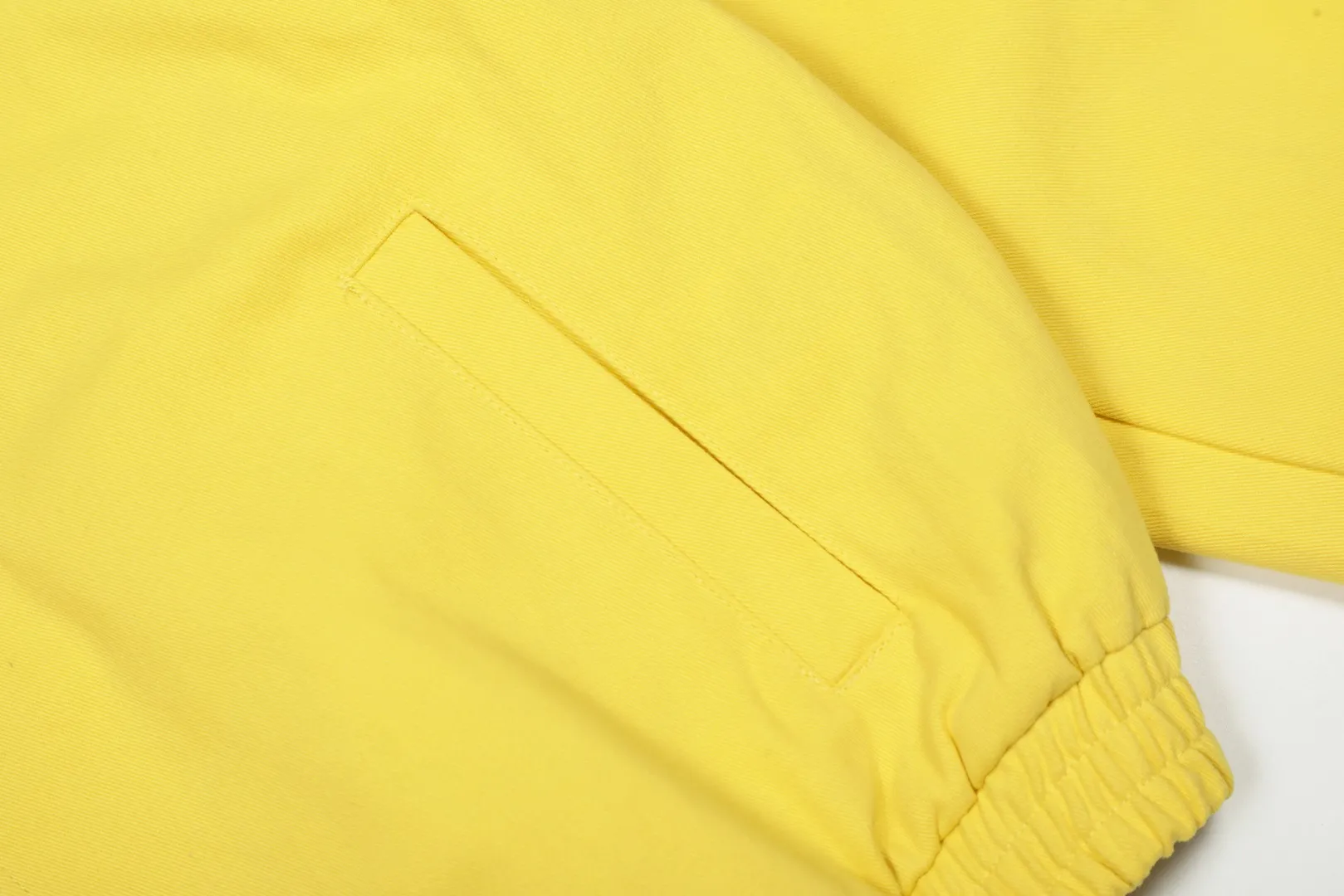 P300 top quality" Style number: 8101# (not off the shelves all year round) [Ralph Lauren/Ralph Lauren old cadre pony embroidered armband POLO jacket] ✅Ralph Lauren Ralph Lauren classic basic American retro old cadre goddess style jacket ✅Pure cotton high-gram heavy wash, soft, comfortable and tangible, upright and textured ✅Customized Vintage bronze double-open zipper head to restore the same quality as the cabinet version ✅This style: White/khaki color. There are waist patterns inside the threads of the collar and cuffs. Please note~ ✅Retro versatile jacket. The upper body is very flattering. Versatile model YYDS~ ✅Versatile for daily wear and work wear. ✅The upper body is simple and easy to wear. A must-have for goddess ootd. Good-looking clothes are never too picky. A must-have in the goddess' wardrobe. Size: S-XL. Color: White, yellow, red, navy, khaki, pink, light blue, olive green.